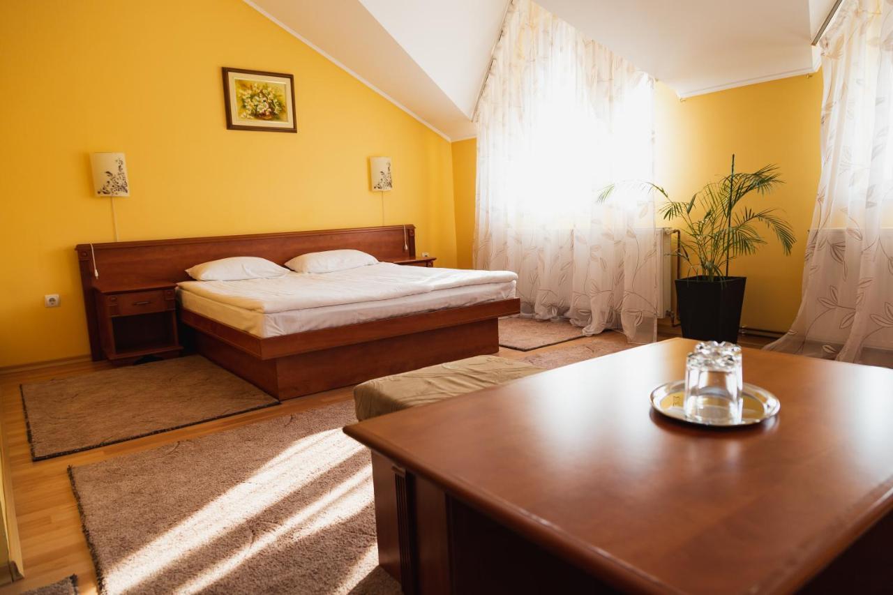 Europe Hotel อุชโฮรอด ภายนอก รูปภาพ